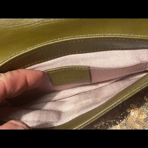 GUCCI RARE small silk “fauna” clutch with gold chain and bug charm. - Picture 6 of 10